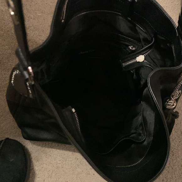 Black leather Michael Kors shoulder bag. Rivits along the shoulder strap. - Picture 2 of 3